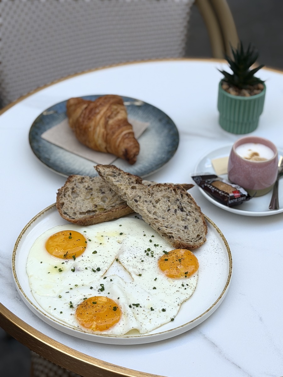 Petit déjeuner à Cannes : œufs, avocado toast et formules du Yuzu